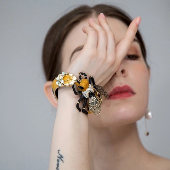 Big Bee Bracelet - Picture 8 of 8